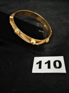 1 Bracelet rigide à décors ciselés en relief (Diam 6,5cm) tordu, en or 750/1000 18k. PB 18,4g