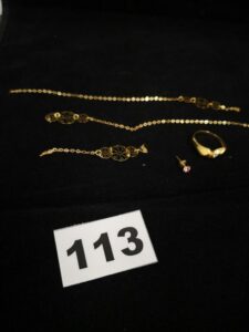 Lot casse: Debris de collier, 1 clou d'oreille avec pierre rose et 1 bague ornée de pierres blanches (TD56). le tout en or 750/1000 18k. PB 5,3g