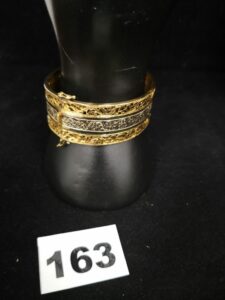 1 Bracelet rigide ciselé (Diam 6,5cm) en or 750/1000 18k. PB 16,2g