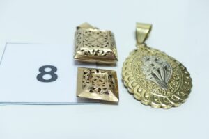 3 pendentifs en or 750/1000 (2 à décor du Coran dont 1 cassé)(1 bicolore et ouvragé). PB 12,1g