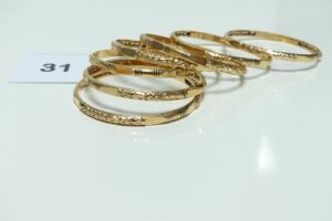 7 bracelets rigides en or 750/1000 monture semi-ajourée (diamètre 6cm). PB 47,1g