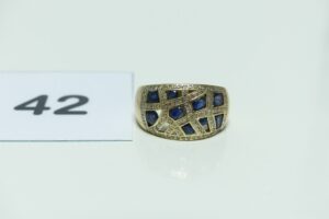 1 bague en or 750/1000 sertie d'un pavage de diamants et petites pierres bleues (voir saphirs, manques pierres, Td57). PB 9,5g