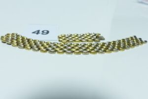 1 bracelet maille en damier bicolore cassé en deux morceaux et orné de petits diamants. Le tout en or 750/1000. PB 56,2g