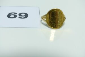1 bague en or 750/1000 centrée d'une pièce de 2,5 pesos (Td55). PB 3,4g