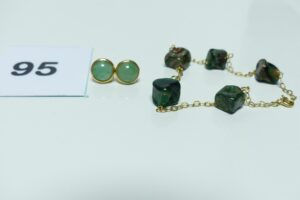 1 bracelet orné de pierres vertes pailletées montées sur chaîne en or 750/1000 (6,8g et L18cm) et 1 paire de boucles en or 750/1000 ornées d'une pierre verte (voir jade, 3,3g). Le tout PB 10,1g