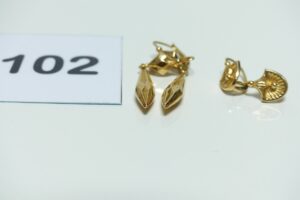 1 paire de pendants et 2 petites boucles. Le tout en or 750/1000. PB 2,9g