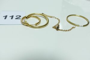 2 créoles dépareillées en or 750/1000, 1 bracelet cassé en or 750/1000. Le tout pour un PB de 4,4g + 1 créoles en or 375/1000 pour un PB de 0,7g