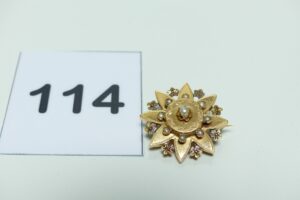 1 broche en or 750/1000 à décor floral orné de petites perles (anneau pour bloquer l'aiguille est en métal). PB 2,6g
