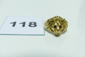 1 bague en or 750/1000, à décor d'une tête de lion dont les yeux sont ornés d'une pierre rouge et la machoire d'un petit diamant (monture un peu fendue, td62). PB 13,1g