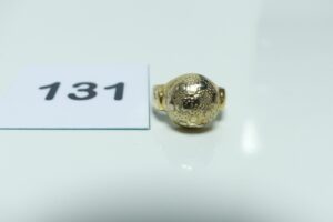 1 bague en or 750/1000, motif central central à décor d'une demie boule (td55). PB 5,3g