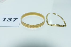 1 bracelet rigide ouvragé (diamètre 4,5cm) et 1 bracelet gourmette gravée (L13cm). Le tout en or 750/1000. PB 9,3g