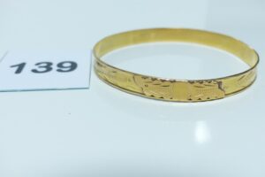1 bracelet rigide et ouvragé en or 750/1000 (diamètre 6,5cm). PB 16g
