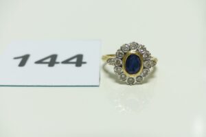 1 bague en or 750/1000 ornée d'une pierre bleue marine entourage petits diamants (td53). PB 4,8g