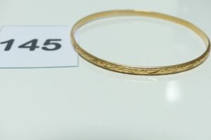 1 bracelet rigide à décor floral en or 750/1000 (diamètre 6,5cm). PB 11,6g
