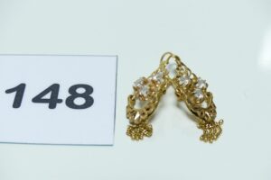 1 paire de pendants à décor floral en or 750/1000 et ornés de 3 pierres blanches chacun. PB 5,8g