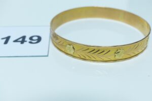 1 bracelet rigide à décor floral en or 750/1000 (diamètre 6,5cm). PB 27,7g