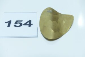 1 pendentif feuille martelée en or 750/1000 (H 5,5cm). PB 6,2g