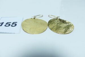 1 paire de boucles à décor d'une feuille martelée en or 750/1000. PB 13,8g