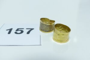 2 bagues en or 750/1000 (1 à motif martelée td44 et 1 en or poli et granité td46). PB 3,8g