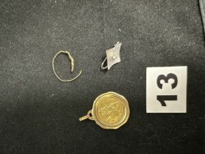 1 Boucle ornée d'un petit diamant PB 1,4g , 1 Medaille de Saint Christophe et 1 bague cassée. Le tout en or 750/1000 18k. PB 8,4g