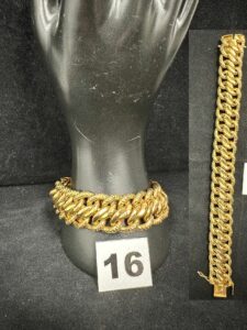 1 Bracelet maille en huit (L 21cm) en or 750/1000 18k. PB 66,6g.