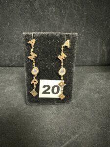 1 Paire Pendants d'oreilles à poussoir PASQUALE BRUNI motif lettrage AMORE et coeur réhaussé de petits diamants (L7cm) en or 750/1000 18k. PB 10,8g