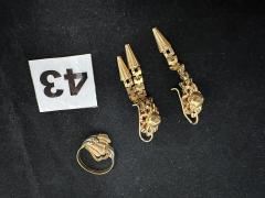 LOT CASSE: 1 Bague motif feuillage et 2 Boucles pendants d'oreilles (manque une chainette). Le tout en or 750/1000 18k PB 7,2g