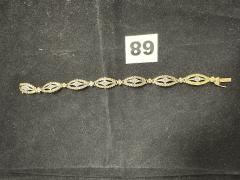 1 Bracelet ouvragé réhaussé de diamants taille rose (L18,5cm), en or 750/1000 et platine. PB 16,1g