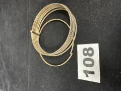 1 Semainier fait de 7 bracelets rigides ciselés tricolores dont 1 cassé, reliés par une barrette (Diam6,5cm), en or 750/1000 18k. PB 25,8g