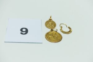 2 Médailles (1 de la Vierge et 1 des ST Patron) et 1 créole cabossée. Le tout en or 750/1000. PB 2,8g