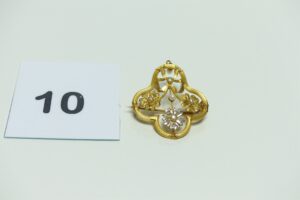 1 Broche à décor floral en or 750/1000, ornée de petites perles et petites pierres. PB 2,7g