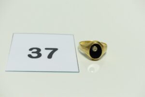 1 chevalière en or 750/1000 orné d'une onyx et d'un petit diamant (td53). PB 2,9g