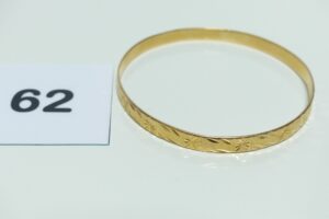 1 Bracelet rigide ouvragé en or 750/1000 (diamètre 6,5cm). PB 13,7g
