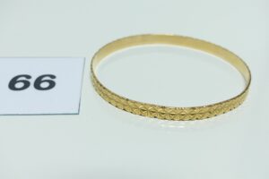 1 Bracelet rigide ouvragé en or 750/1000 (diamètre 6,5cm). PB 14,7g