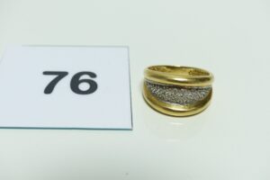 1 Bague en or 750/1000 ornée d'un pavage de petits diamants (td57). PB 5,9g