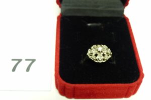1 Bague en or 750/1000 ornée d'un petit diamant central entourage petits diamants taille rose (1 chaton vide, td55). PB 4,1g