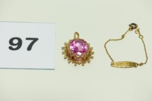 1 Pendentif en or 750/1000 serti-griffes une grosse pierre rose (4,1g) et 1 bracelet gourmette gravée en or 750/1000 (1,1g). Le tout PB 5,3g