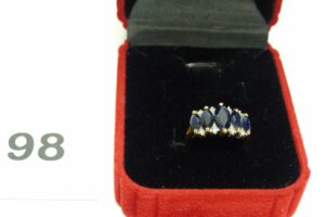 1 bague en or 750/1000 ornée de pierres bleues et de petits diamants (td50). PB 4,9g