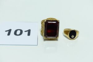 1 bague monture à décor filigrané sertie d'une grosse pierre couleur grenat (td49) et 1 petite chevalière ornée d'un petit diamant sur onyx (td45). Le tout en or 750/1000. PB 11g
