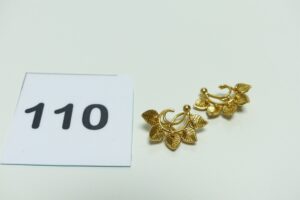 1 Paire de boucles à décor floral fen or 750/1000 (fermoirs à clips). PB 3,2g