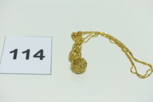1 Collier maille fantaisie orné d'une pendentif à décor de boules ajourées (L44cm). Le tout en or 750/1000. PB 4,1g