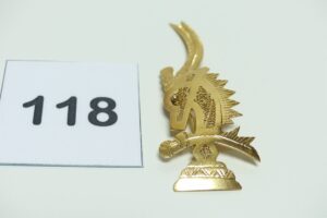1 Broche à décor d'une antilope en or 750/1000. PB 9,4g