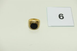 1 chevalière en or 750/1000 ornée d'un onyx (Td53). PB 5,9g