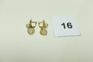 2 pendants en or 750/1000 à décor d'un coeur orné de pierres et d'une perle abîmée. PB 6,8g