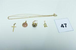 1 chaîne fine maille forçat (L58cm) 1 croix ciselée, 1 pendentif orné d'une pierre rose, 1 pendentif lettre R, et 1 bague (cassée) ornée de pierres. Le tout en or 750/1000. PB 9,8g
