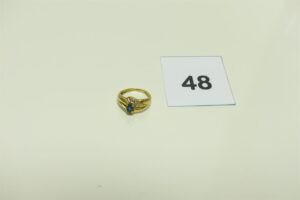 1 bague en or 750/1000 réhaussée d'une pierre bleue et petits diamants (Td51). PB 4,7g
