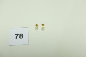 2 boucles en or 750/1000 ornées d'une perle blanche. PB 2g