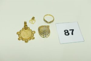 2 pendentifs en or 750/1000 (1 à décor d'un coeur avec initiale)(1 ouvragé soudute bas titre sur l'anneau de bout) et 2 bagues en or 750/1000 (1 ornée d'un rang de petites pierres Td55)(1 bicolore ajourée Td54). PB 7,5g