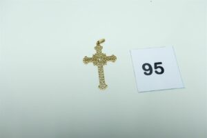 1 croix monture ajourée en or 750/1000 (H5cm). PB 3,3g