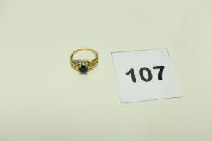 1 bague bicolore en or 750/1000 ornée d'une pierre bleue et de petits diamants (Td56). PB 3,6g